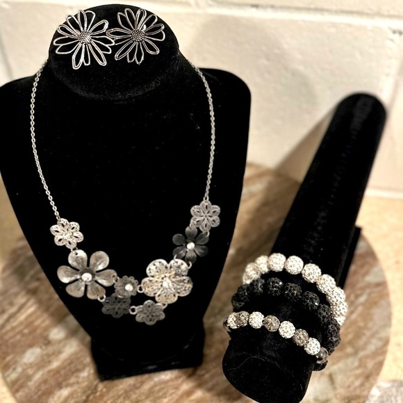 3x25* EUC Jewelry Bundle of 5. Flowered Necklace, Flower Earrings, Bracelets (3) - Picture 1 of 11